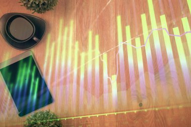 Masaüstü üzerinde telefonla finansal haritaya çoklu maruz kalma. Üst Manzara. Mobil ticaret platformu kavramı.