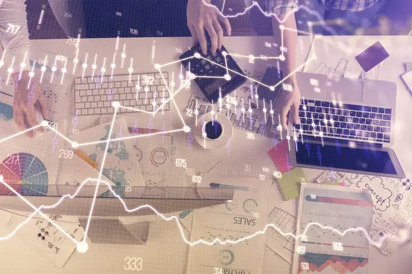 일하는 남녀에 폭넓은 홀로그램 컴퓨터 — 스톡 사진