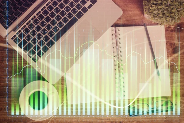 Finanzmarktdiagramm Und Computer Von Oben Auf Dem Desktop Hintergrund Doppelbelichtung — Stockfoto