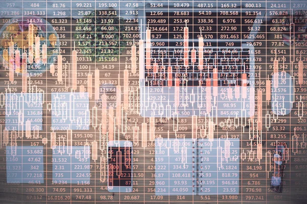 表の背景に株式市場のグラフとトップビューコンピュータ 多重露光 金融教育の概念 — ストック写真