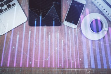 Finansal grafik hologramına telefonla çifte maruz kalma. Üst Manzara. Mobil ticaret platformu kavramı.