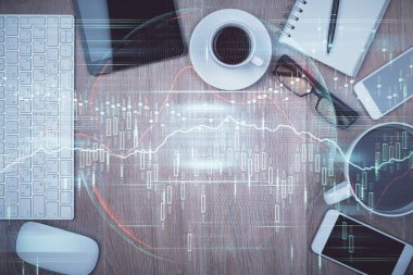 Masaüstü üzerinde telefonlu iki kat mali şema hologramı. Üst Manzara. Mobil ticaret platformu kavramı.