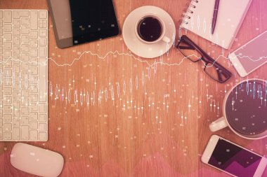 Masaüstü üzerinde telefonlu iki kat mali şema hologramı. Üst Manzara. Mobil ticaret platformu kavramı.