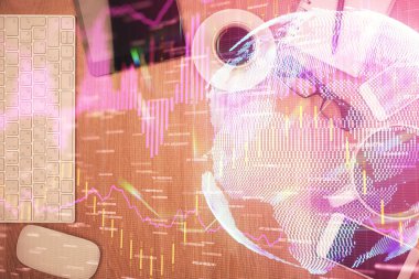 Masaüstü üzerinde telefonlu iki kat mali şema hologramı. Üst Manzara. Mobil ticaret platformu kavramı.