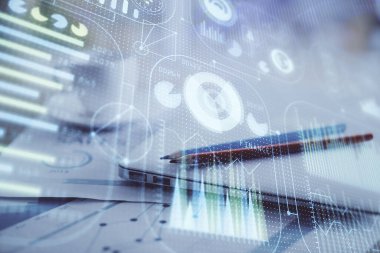 Arka planda bilgisayar ve veri temalı hologram tablosu çift pozlama. Veri teknolojisi kavramı.