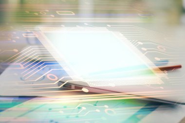 Arka planda bilgisayar ve veri temalı hologram tablosu çift pozlama. Veri teknolojisi kavramı.