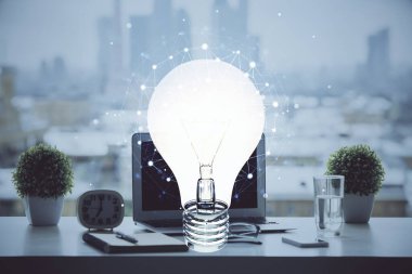 Bilgisayar ofisinde ampul simgesi hologramıyla birlikte. Çifte maruziyet. Fikir kavramı.