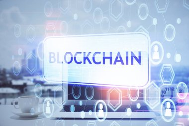 Engelleme zinciri ve kripto ekonomi temalı hologram ve bilgisayar geçmişi olan bir masa. Bitcoin kripto para kavramı.