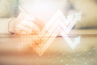 Kadının elleri üzerinde mavi ok arka planda not alıyor. Başarı kavramı. Çift pozlama