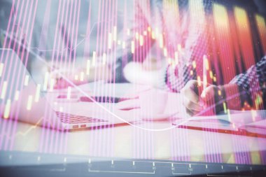 Arka planda bilgisayarda çalışan bir adamla birlikte çok sayıda formasyona maruz kaldık. Pazar analizi kavramı.