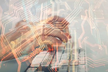 Teknoloji temalı hologramda arka planda çalışan bir adam var. Yüksek teknoloji konsepti. Çoklu pozlama.