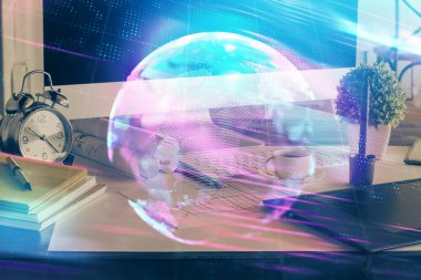 Bilgisayar, teknoloji temalı hologramla birlikte ofiste. Çifte maruziyet. Teknoloji kavramı.