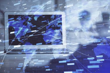 Masaüstü bilgisayar ve teknoloji temalı holograma çoklu maruz kalma. Yazılım geliştirme kavramı.