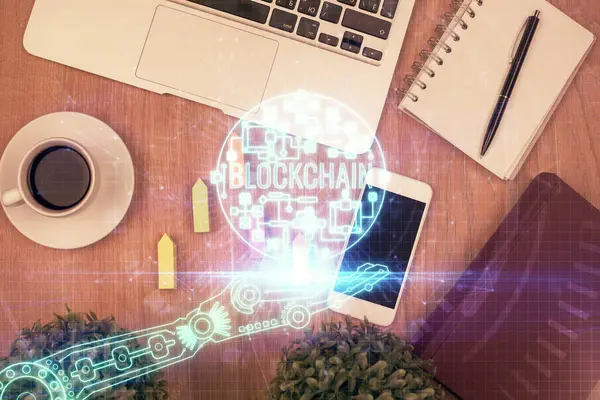 Doppelte Belichtung Des Blockchain Hologramms Über Tisch Mit Telefon Ansicht — Stockfoto