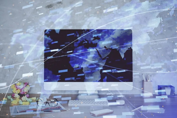 Dubbele Belichting Van Tafel Met Computer Achtergrond Data Thema Hologram — Stockfoto