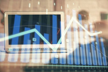 Finansal tablo çizimi ve arka planda bilgisayar olan bir tablo. Çoklu maruz kalma. Uluslararası pazarlar kavramı.
