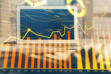 Finansal tablo çizimi ve arka planda bilgisayar olan bir tablo. Çoklu maruz kalma. Uluslararası pazarlar kavramı.