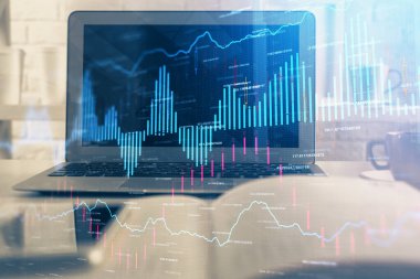 Finansal tablo çizimi ve arka planda bilgisayar olan bir tablo. Çoklu maruz kalma. Uluslararası pazarlar kavramı.