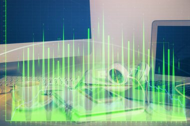 Finansal tablo çizimi ve arka planda bilgisayar olan bir tablo. Çoklu maruz kalma. Uluslararası pazarlar kavramı.