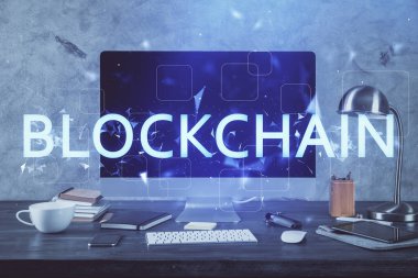 Blockchain temalı holograma ve bilgisayar arkaplanlı masaya çoklu maruz kalma. Bitcoin şifreleme para birimi kavramı.
