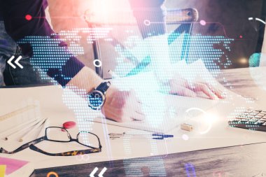 Uluslararası veri ağı temalı çift pozlama ikonu olan bir adamın elleri. Küreselleşme kavramı.