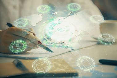 Sosyal ağ temalı hologram ellerin not almasından üstündür. Küresel uluslararası insan kavramı bağlanıyor. Çift pozlama