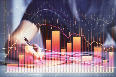 Forex grafik hologramı ile not lar yapan kadın ellerinin çoklu pozlama. Teknik analiz kavramı.