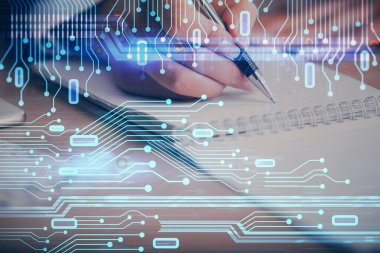 Veri teknolojisi hud 'u ile arka planda bir kadının el yazısı iki kez gösteriliyor. Büyük veri kavramı.