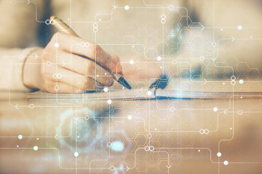 Veri teknolojisi hologramıyla arka planda el yazısının iki katına çıkarılması. Büyük veri kavramı.