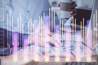 Adam arka planda ofiste bilgisayarda yazarak grafik Multi pozlama. Zor iş kavramı.