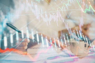 Ön x grafiğinin arka plan notları alan insanların üzerini çizerken çift pozlama. Mali analiz kavramı