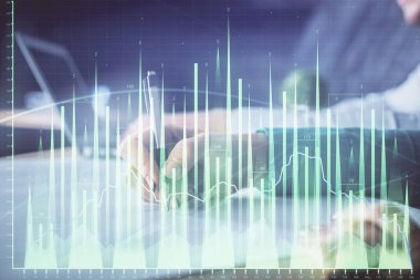 Ön x çizelgesinin arka plan notları alan insanların üzerini çizerken çift pozlama. Mali analiz kavramı