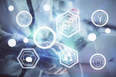 Kadın elinin bilgisayar ve sosyal ağ temalı hologram çizimlerinde çifte pozlama. Halk medyası kavramı.