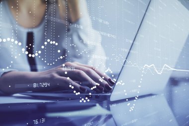 Bilgisayar ve veri temalı hologram çizimleri üzerinde çalışan kadın ellerine çok fazla maruz kalma. Teknoloji kavramı.