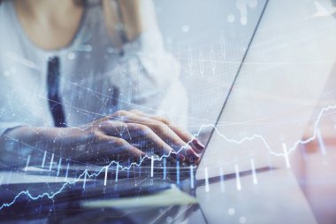 Bilgisayarda ve finansal grafik hologramında kadın eli yazarken çift pozlama. Borsa analizi kavramı.