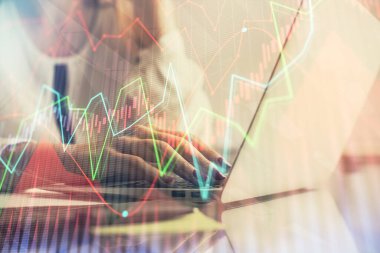 Bilgisayarda ve finansal grafik hologramında yazı yazan kadın ellerine çoklu maruz kalma. Borsa analizi kavramı.