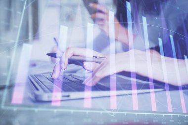 Bilgisayarda ve finansal grafik hologramında yazı yazan kadın ellerine çoklu maruz kalma. Borsa analizi kavramı.