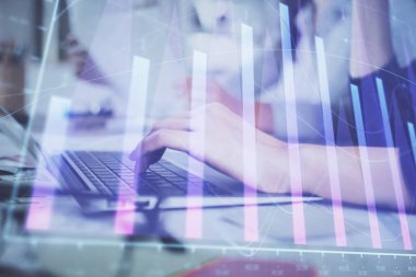 Bilgisayarda ve finansal grafik hologramında yazı yazan kadın ellerine çoklu maruz kalma. Borsa analizi kavramı.