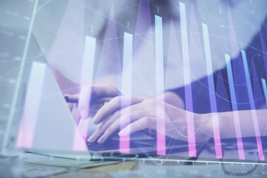 Bilgisayarda ve finansal grafik hologramında yazı yazan kadın ellerine çoklu maruz kalma. Borsa analizi kavramı.