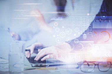 Bilgisayar ve veri temalı hologram çizimleri üzerinde çalışan kadın ellerine çok fazla maruz kalma. Teknoloji kavramı.