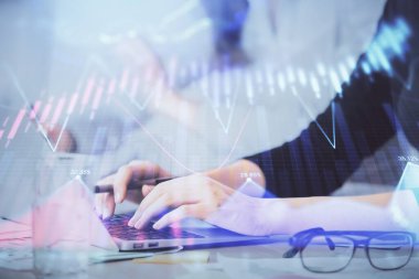 Bilgisayarda ve finansal grafik hologramında yazı yazan kadın ellerine çoklu maruz kalma. Borsa analizi kavramı.