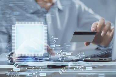 Elinde kredi kartı ve veri teması çizimi olan bir adamın ellerine iki kez maruz kalmış. E-ticaret ve teknoloji kavramı.