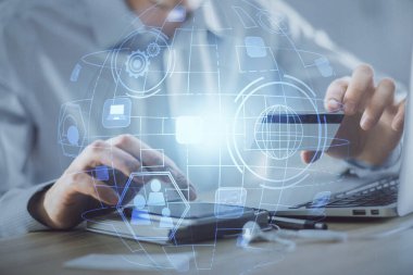 Elinde kredi kartı ve sosyal ağ temalı bir çizim tutan bir adamın çift pozu. Dijital finans ve E-ticaret kavramı.