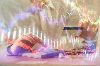 Ellerinde kredi kartı ve forex çizimi olan bir adamın çift pozu. İnternet E-ticaret kavramında hisse senedi ve dijital fintech.