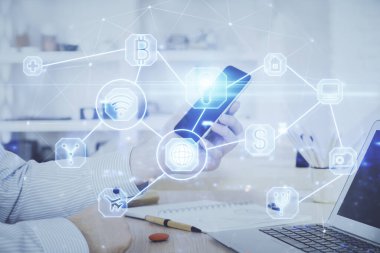 Bir adamın elini tutarken ve telefon ve sosyal ağ teması kullanırken çift pozlama.