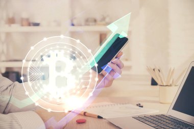 Bir adamın elini tutarken ve telefon ve kripto para birimi engelleme teması kullanırken çift pozlama.