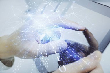 Dijital bir cihaz ve veri temalı çizim kullanan bir adamın el ele tutuşması. Yenilik kavramı.