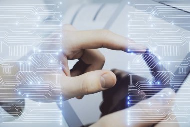 Dijital bir cihaz ve teknoloji temalı hologram çizimi kullanarak insanın elini tutarken çift pozlama. Teknoloji konsepti.