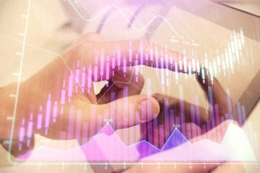 Bir adamın el ele tutuşması ve telefon ve finansal çizim kullanması. Pazar analizi kavramı.