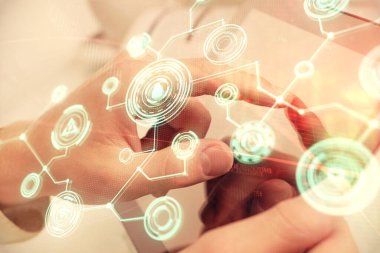 Bir adamın elini tutarken ve telefon ve sosyal ağ teması kullanırken çift pozlama.